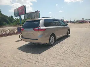 Toyota Sienna 2016 Silver