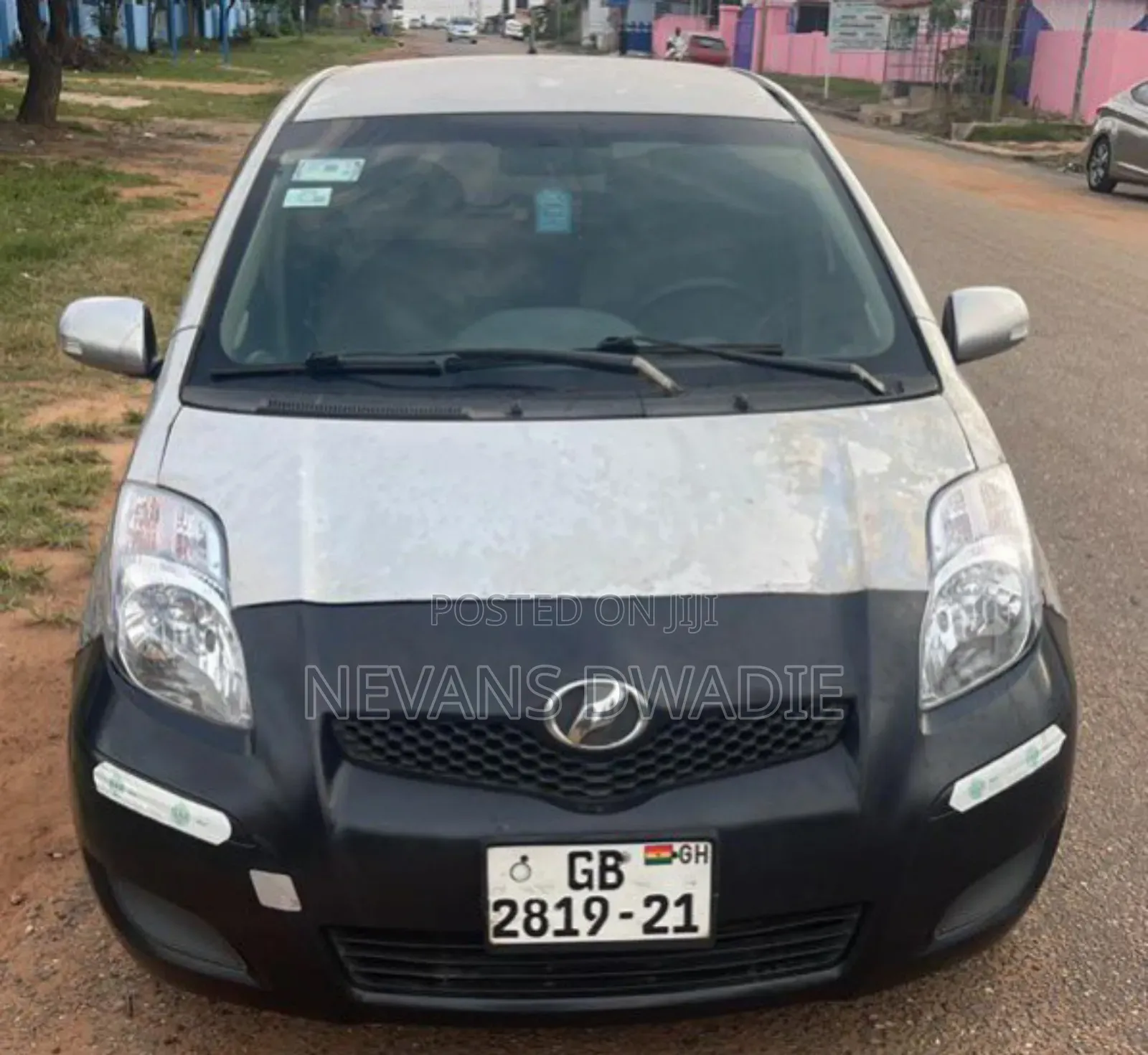 Toyota Vitz 2010 Silver
