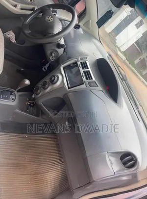 Toyota Vitz 2010 Silver