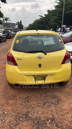 Toyota Vitz 1.0 FWD 5dr 2010 Yellow