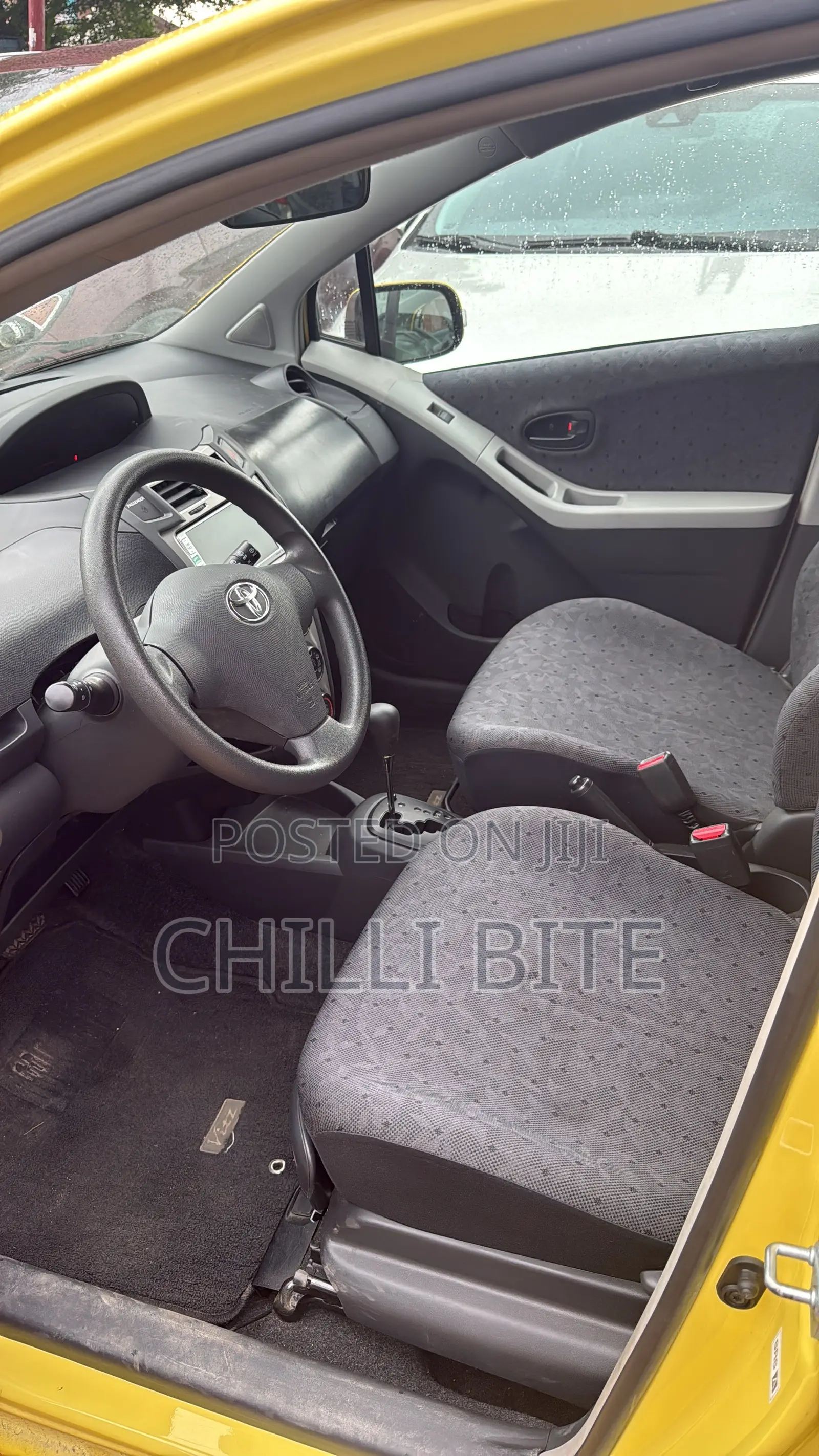 Toyota Vitz 1.0 FWD 5dr 2010 Yellow