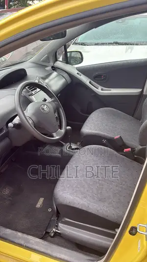 Toyota Vitz 1.0 FWD 5dr 2010 Yellow