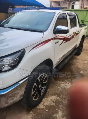 Toyota Hilux 2023 White