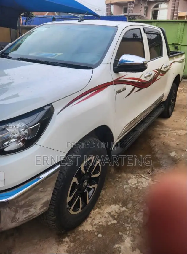 Toyota Hilux 2023 White