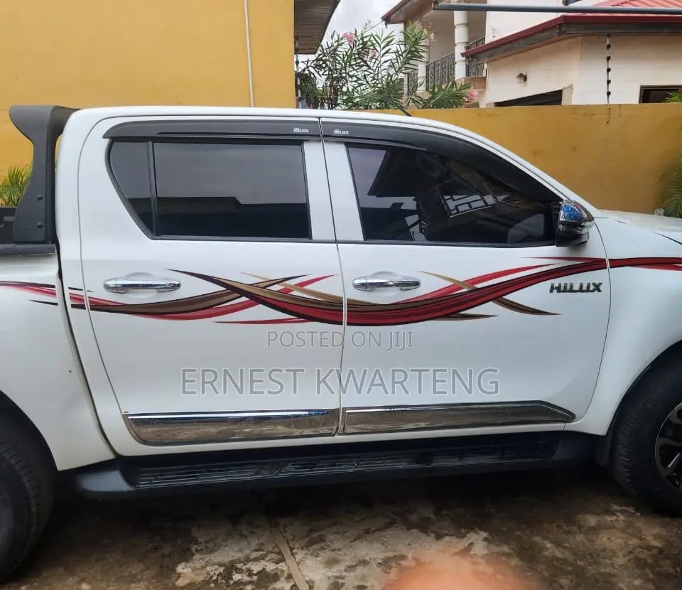 Toyota Hilux 2023 White
