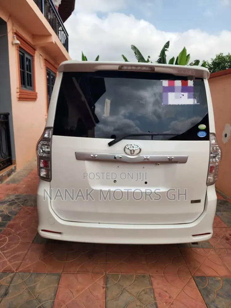 Toyota Voxy 2011 White