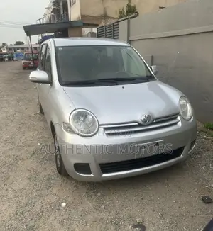 Toyota Sienta 2012 Silver