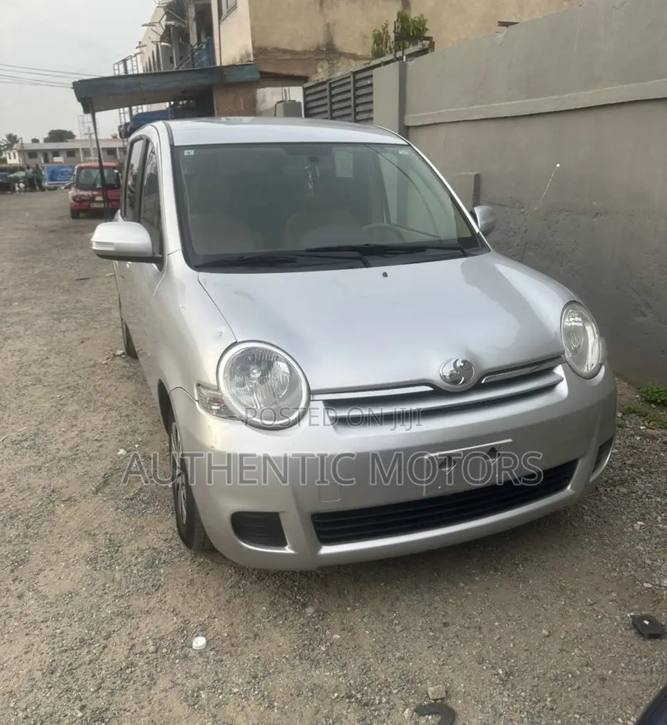 Toyota Sienta 2012 Silver