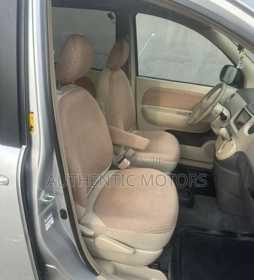 Toyota Sienta 2012 Silver
