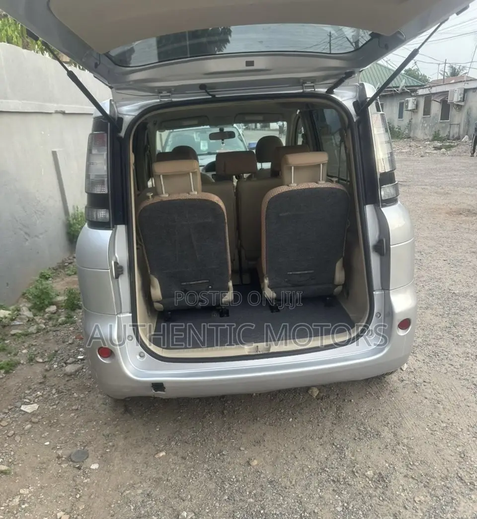 Toyota Sienta 2012 Silver