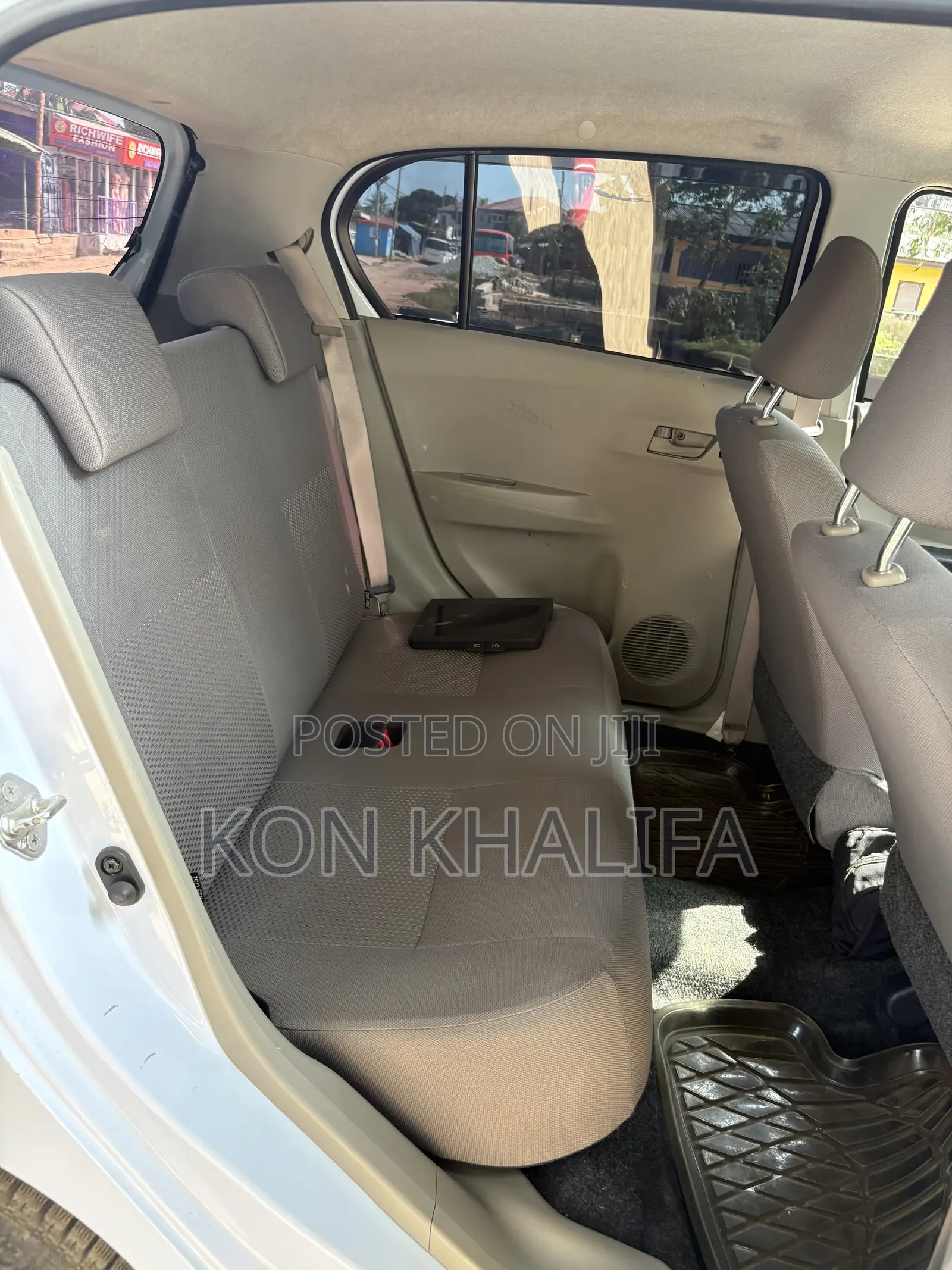 Daihatsu Mira 2016