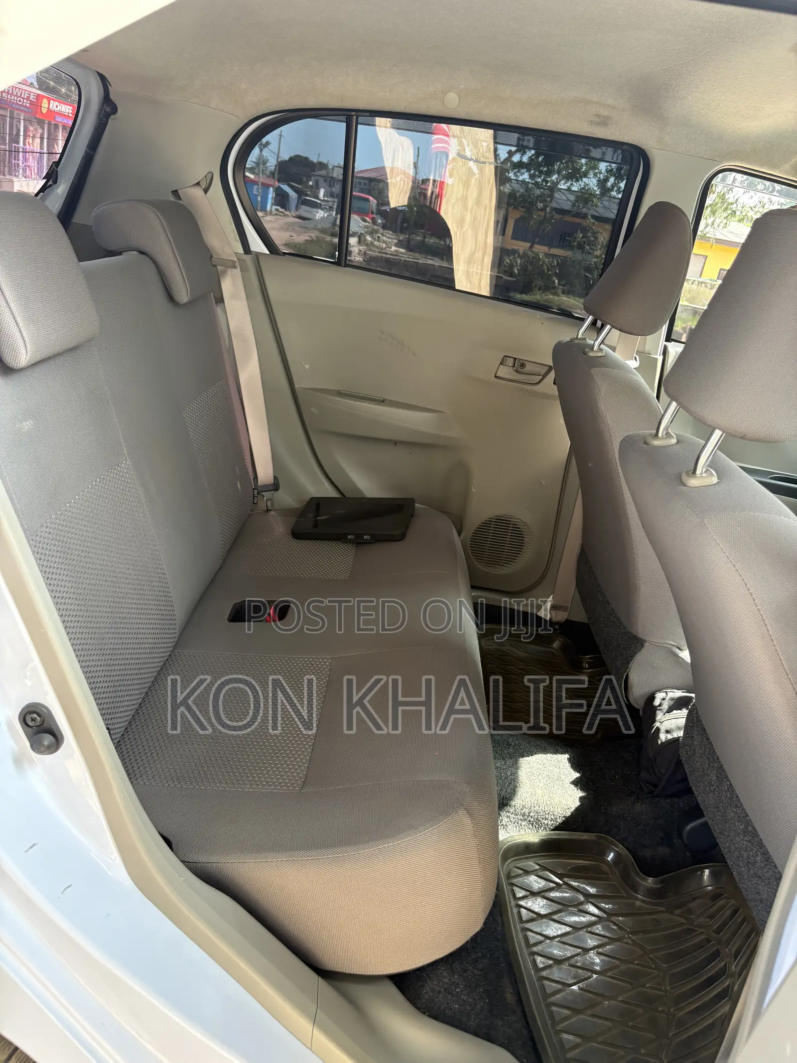 Daihatsu Mira 2016