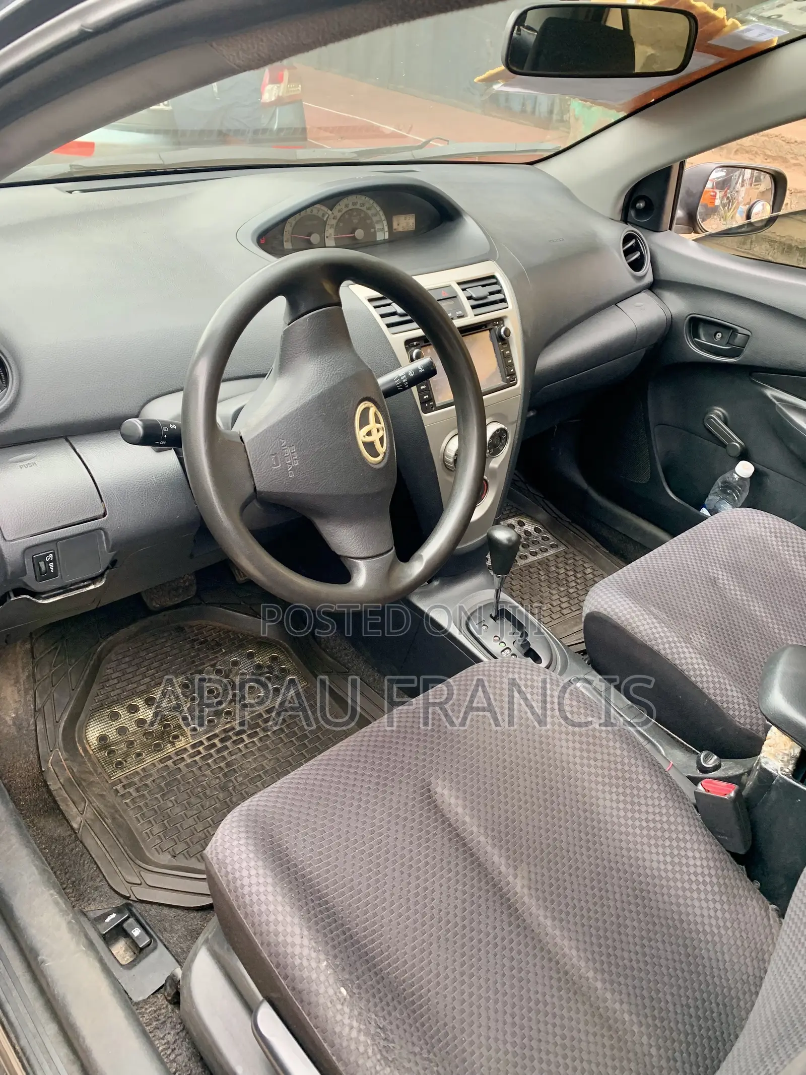 Toyota Yaris Base Sedan 4dr 2010 Black