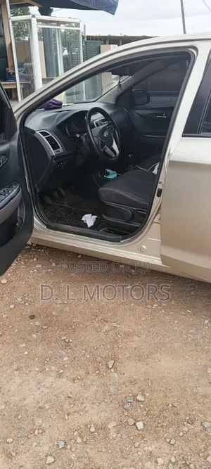 Hyundai i20 2011 Gold