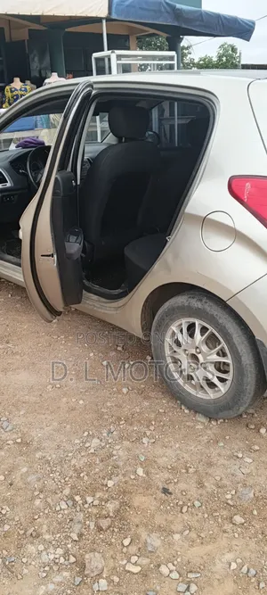 Hyundai i20 2011 Gold