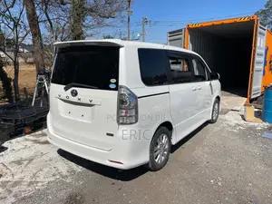 Toyota Voxy X 2WD 8-Seater 2010 White