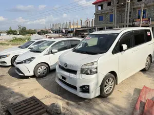 Toyota Voxy X 2WD 8-Seater 2010 White