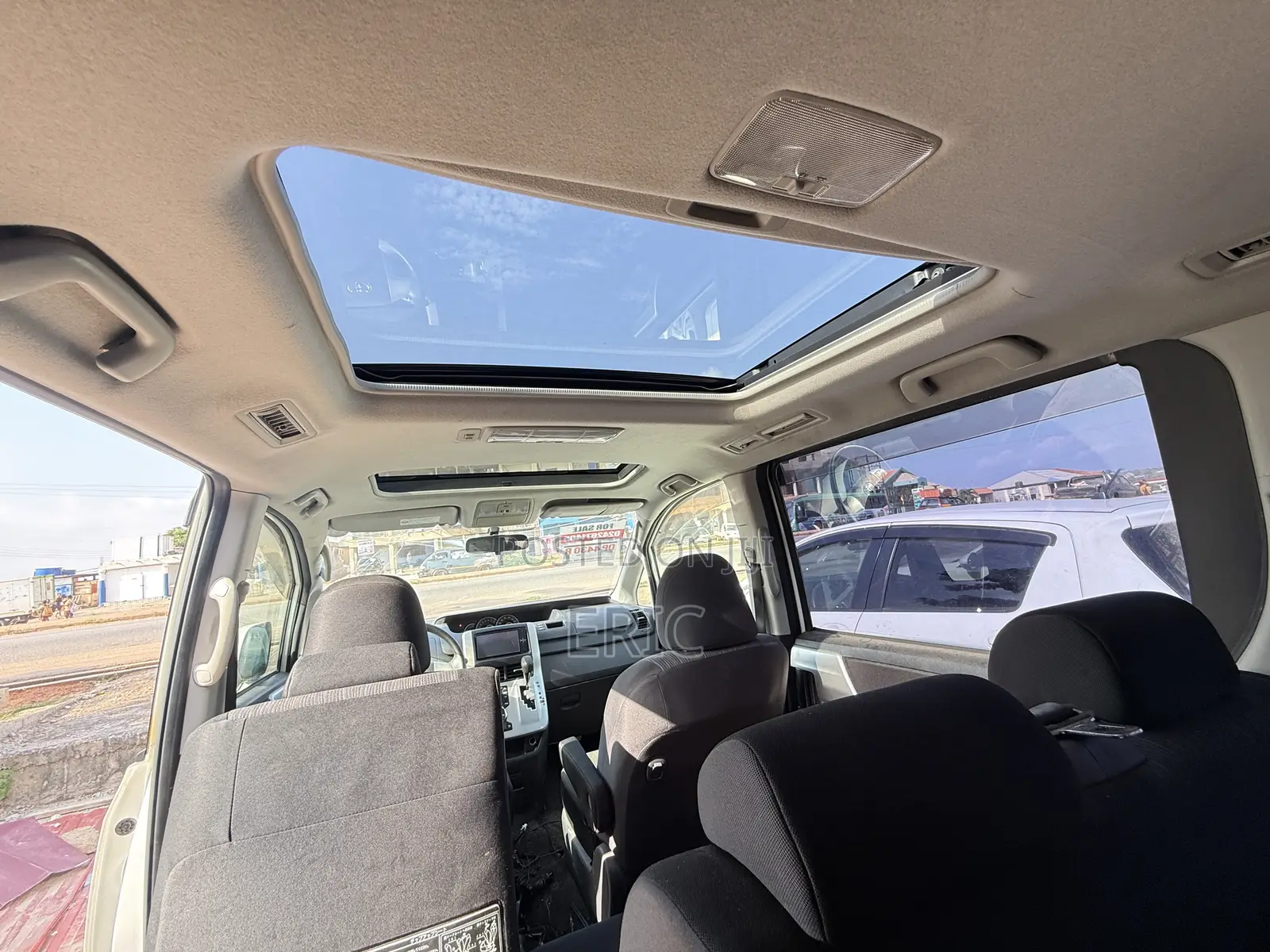Toyota Voxy X 2WD 8-Seater 2010 White