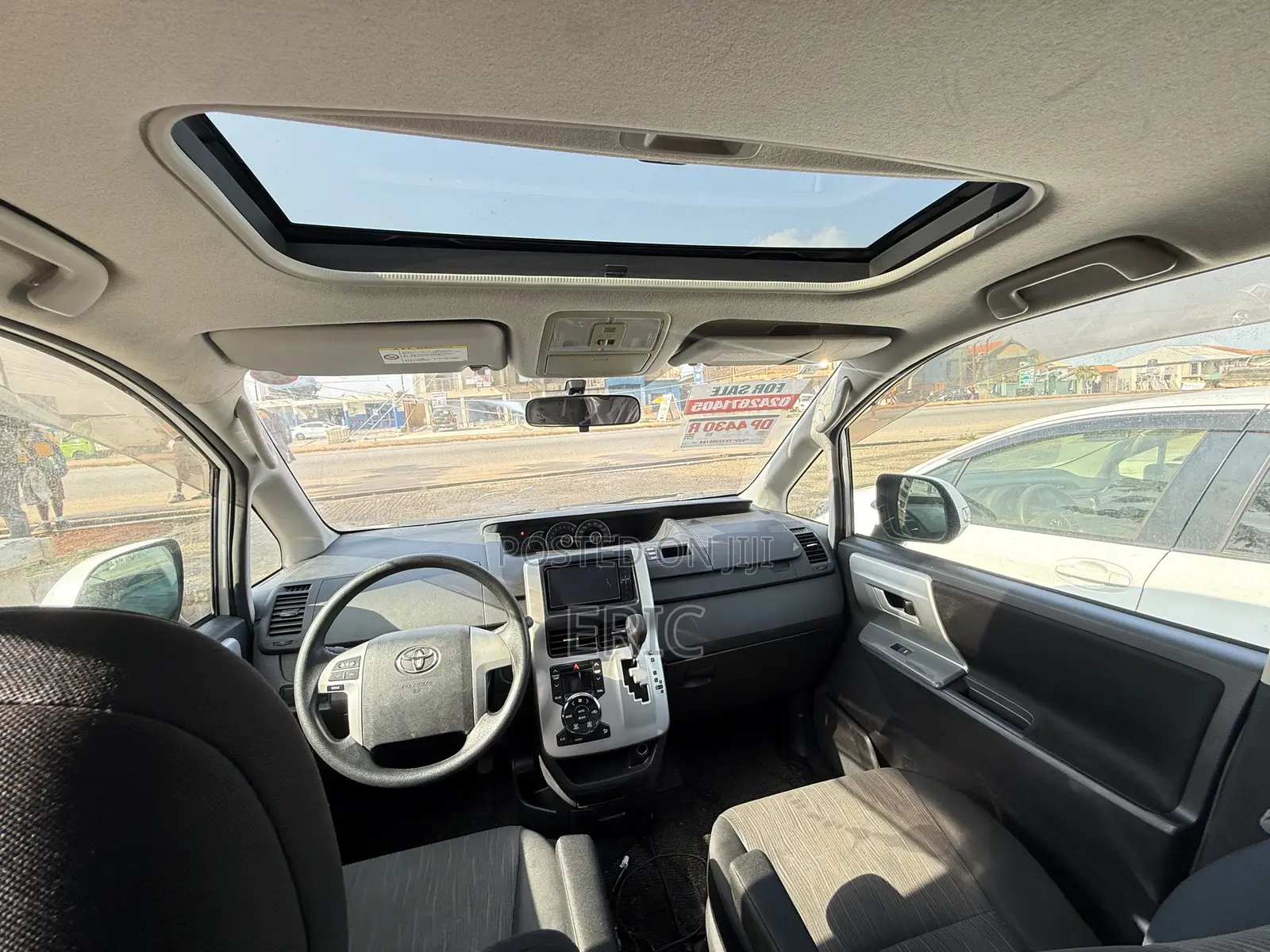 Toyota Voxy X 2WD 8-Seater 2010 White