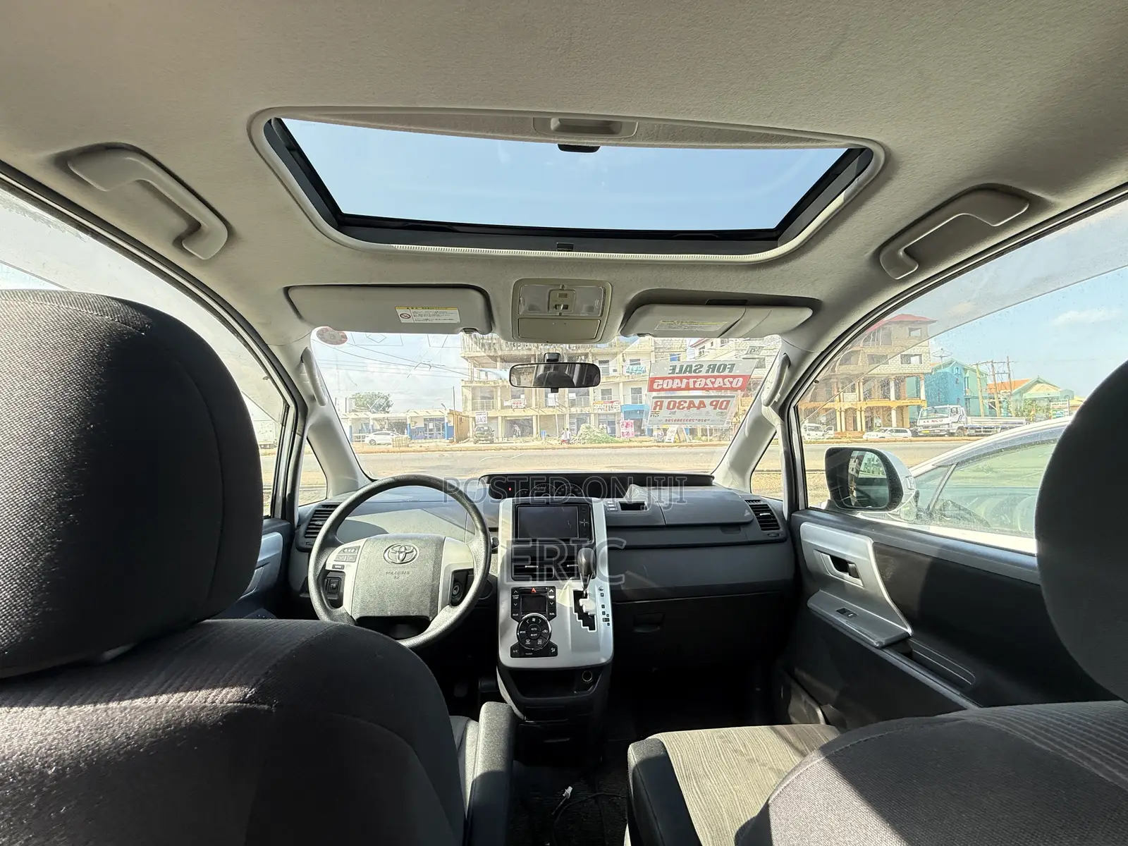 Toyota Voxy X 2WD 8-Seater 2010 White