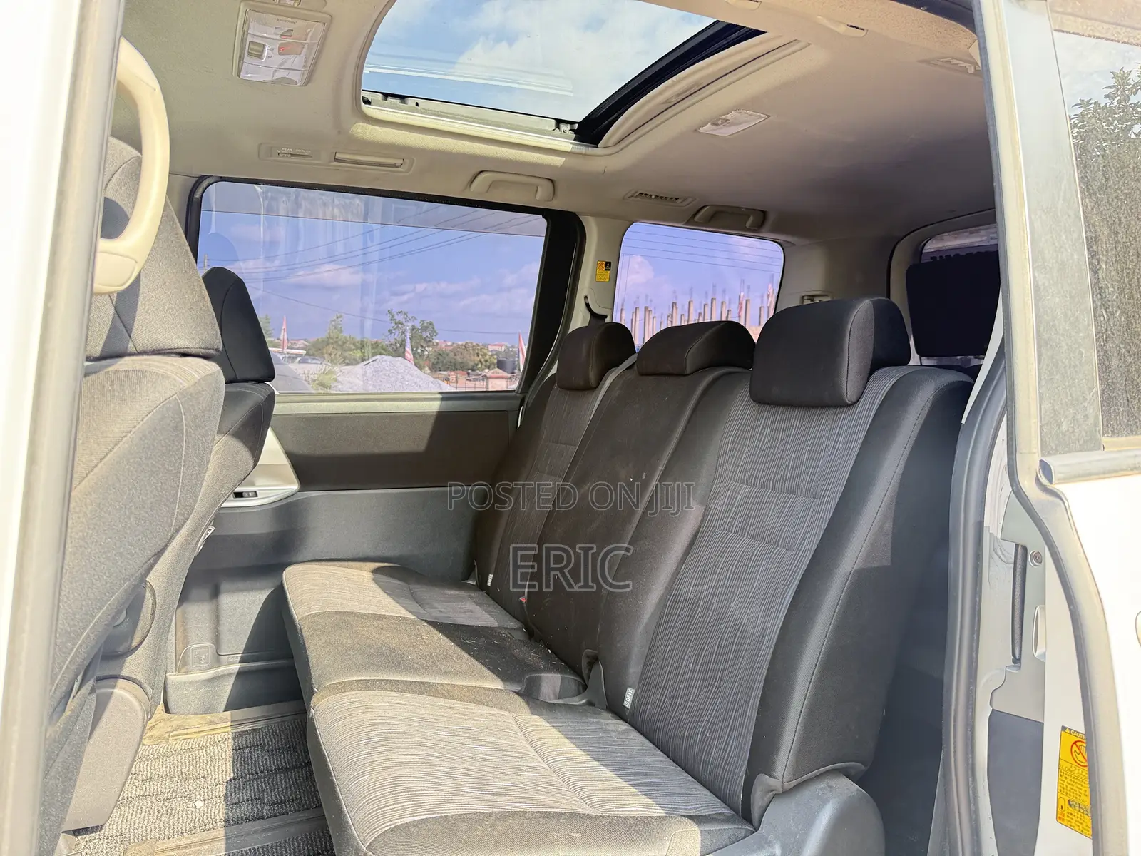 Toyota Voxy X 2WD 8-Seater 2010 White