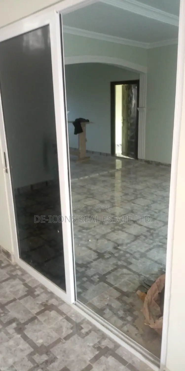 3bdrm House in De-Icons Real Estate, Awutu Senya East Municipal