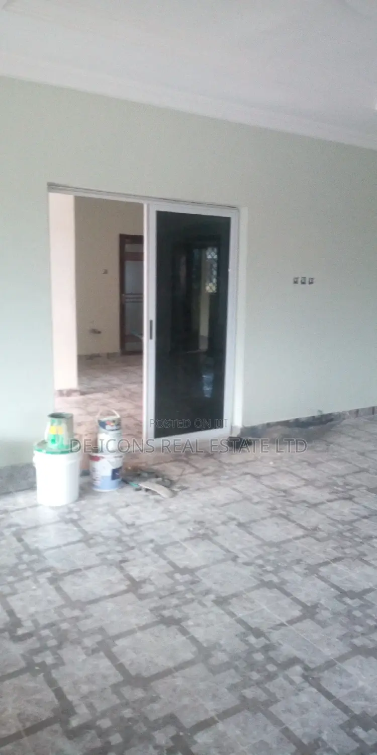 3bdrm House in De-Icons Real Estate, Awutu Senya East Municipal