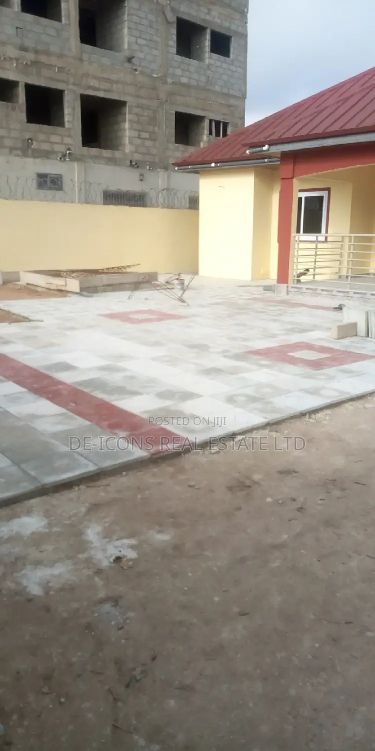 3bdrm House in De-Icons Real Estate, Awutu Senya East Municipal