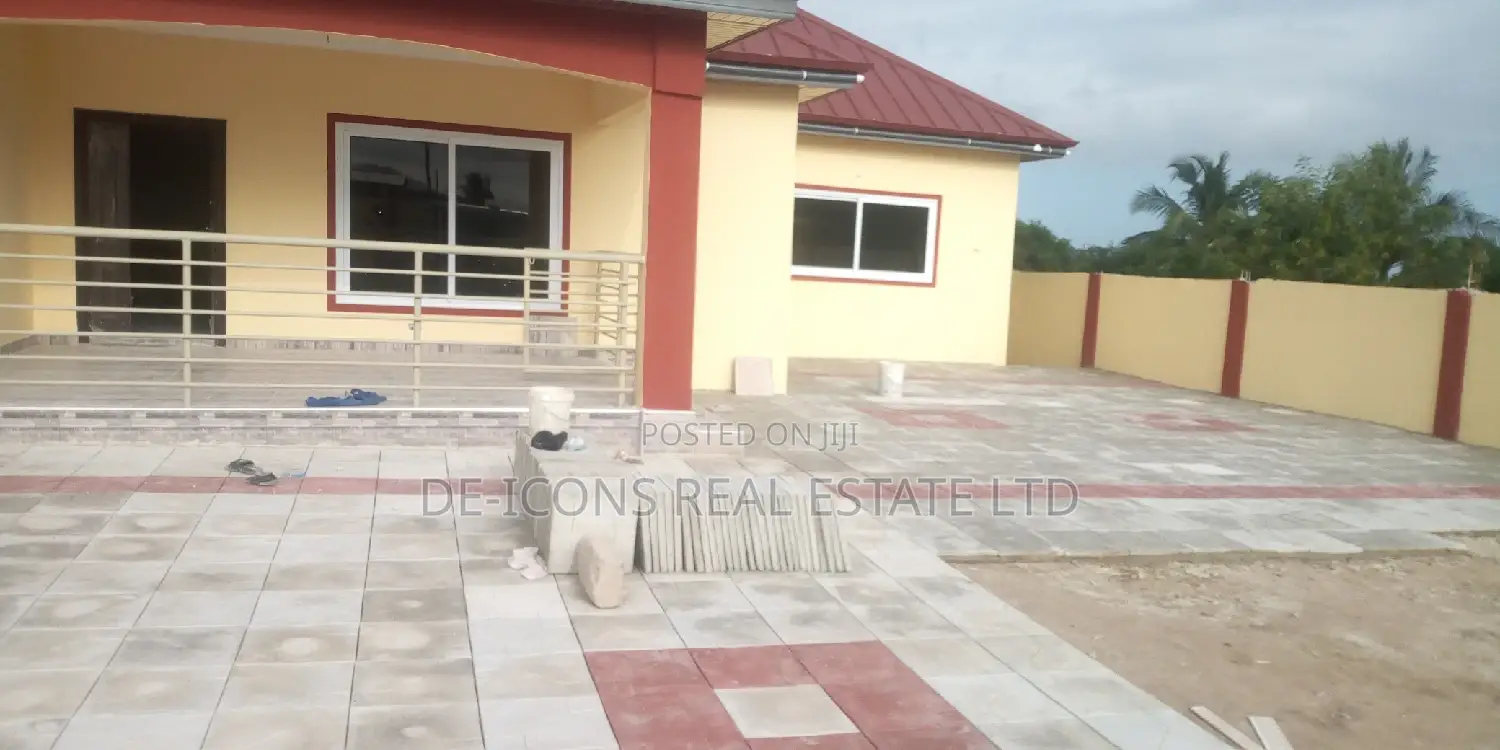 3bdrm House in De-Icons Real Estate, Awutu Senya East Municipal