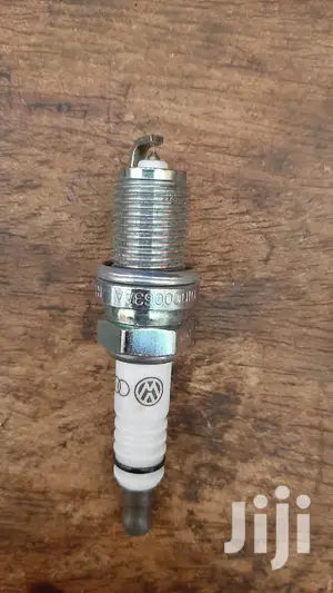 4x NGK Laser Platinum Plugs For Volkswagen Golf And Audi