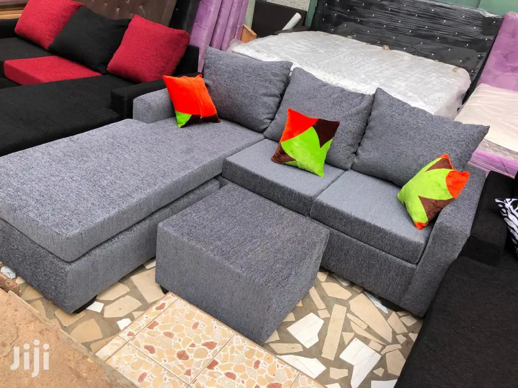 Quality Italian Sofa With Throw Pillows ❤🖤🤍. Free Delivry