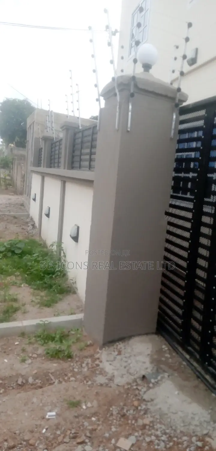 1bdrm Duplex in De-Icons Real Estate, Awutu Senya East Municipal