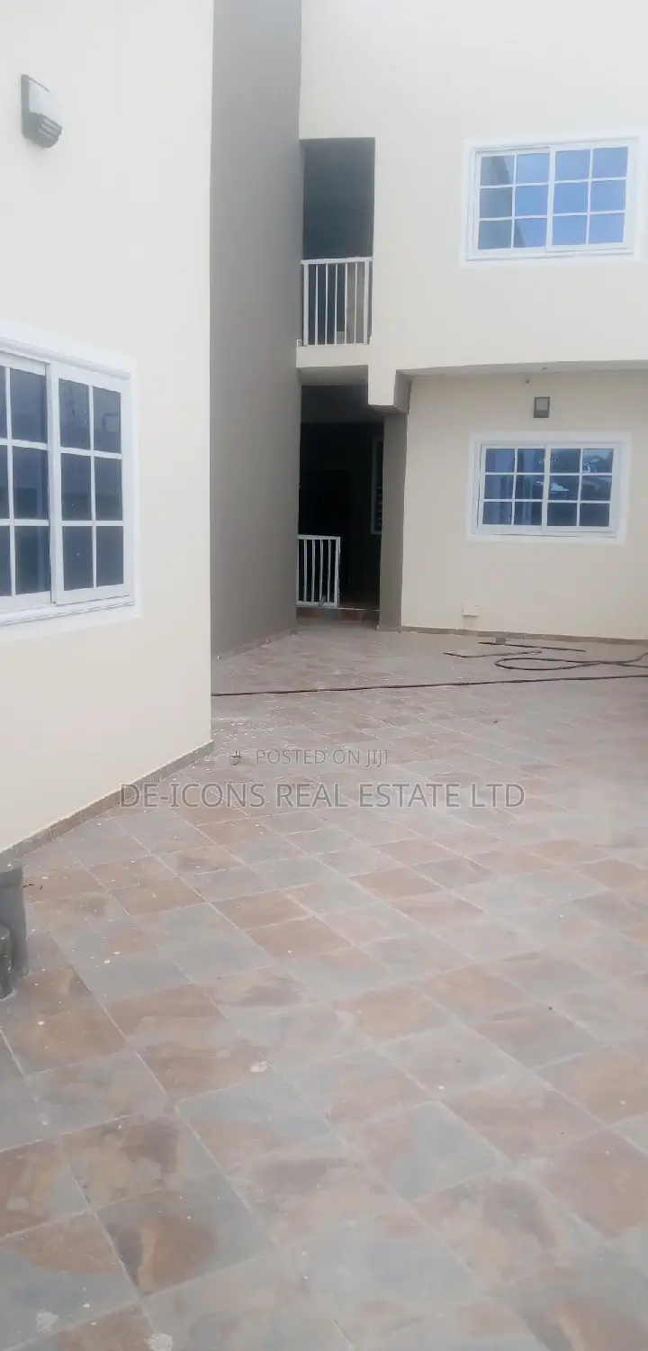 1bdrm Duplex in De-Icons Real Estate, Awutu Senya East Municipal