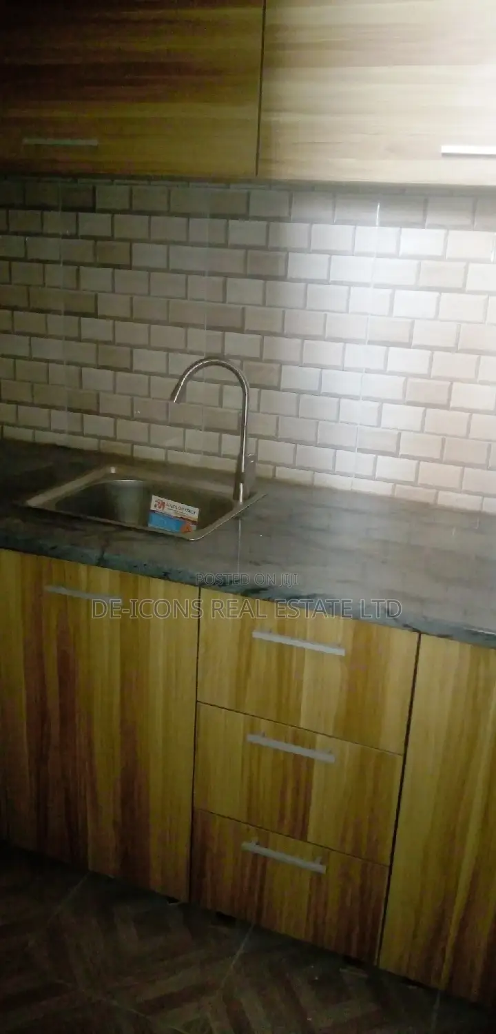 1bdrm Duplex in De-Icons Real Estate, Awutu Senya East Municipal