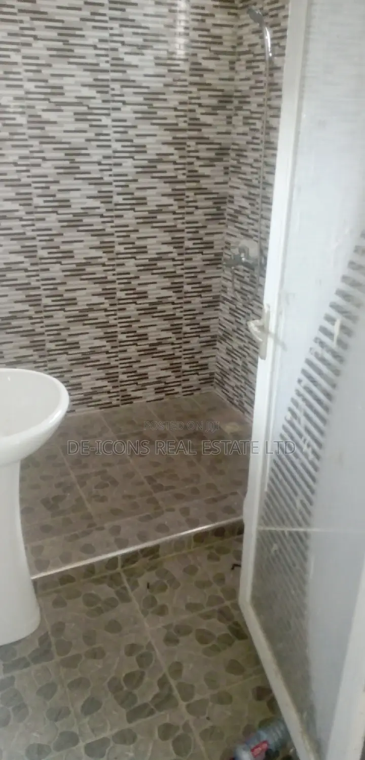 1bdrm Duplex in De-Icons Real Estate, Awutu Senya East Municipal