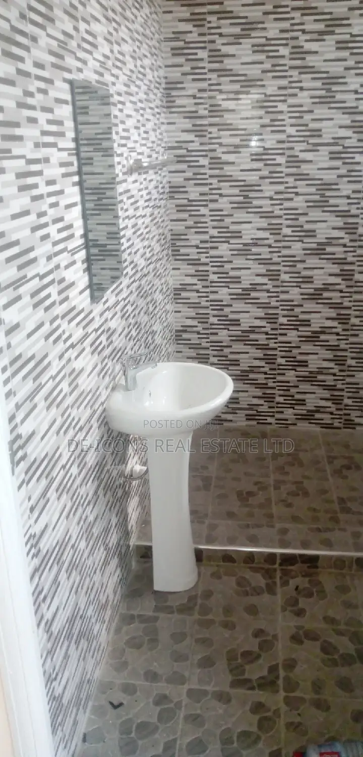 1bdrm Duplex in De-Icons Real Estate, Awutu Senya East Municipal