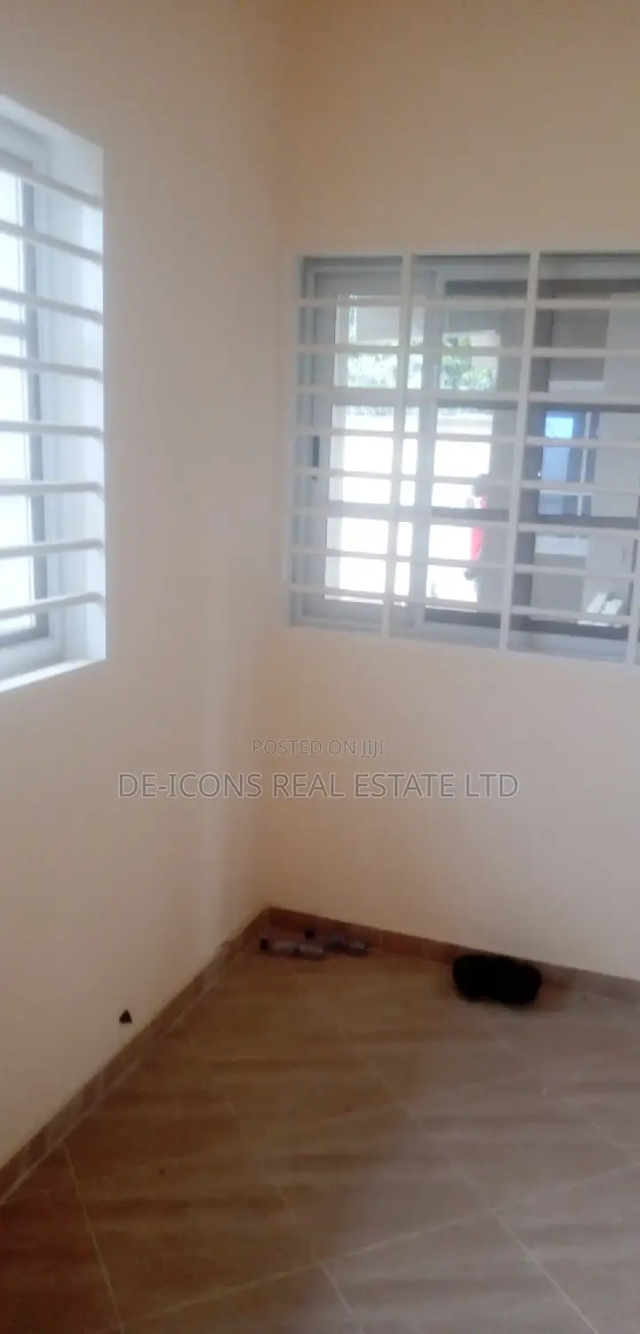 1bdrm Duplex in De-Icons Real Estate, Awutu Senya East Municipal