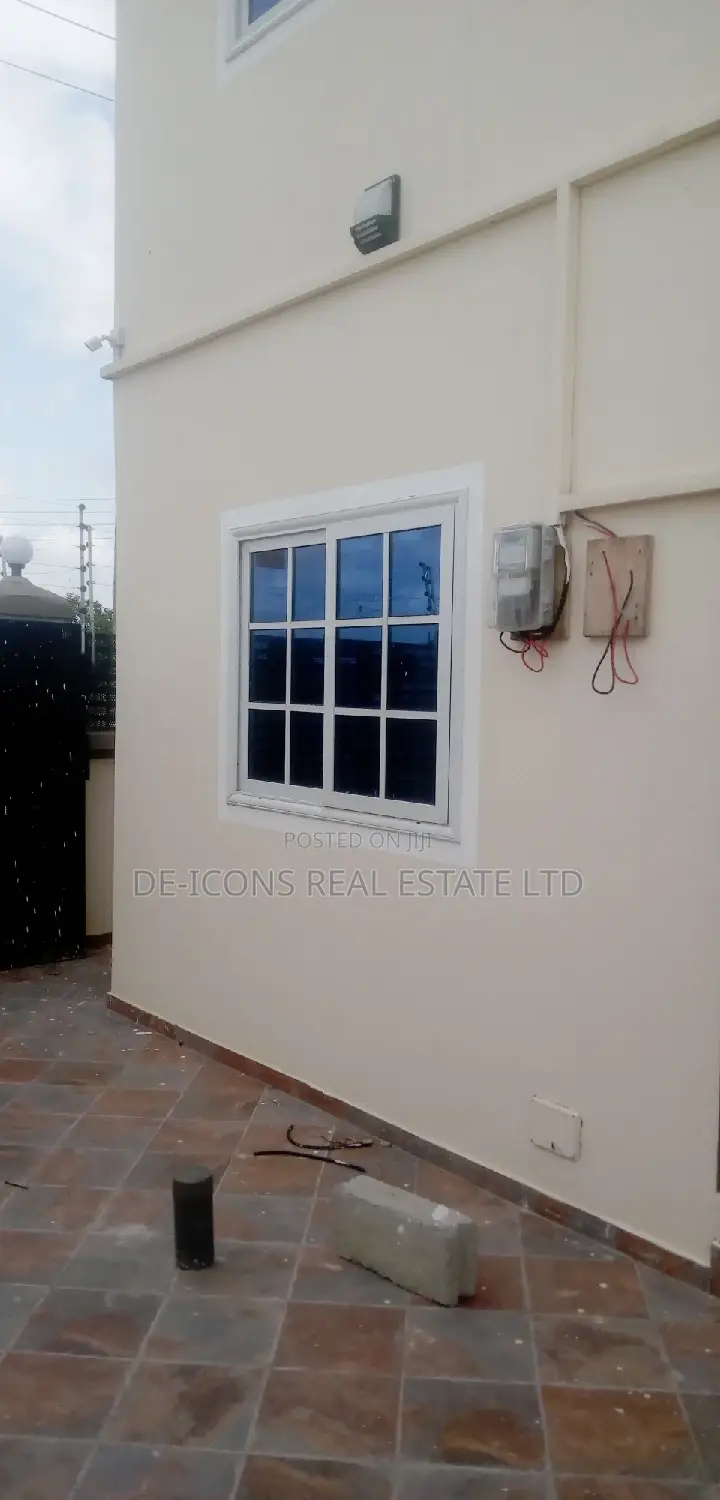 1bdrm Duplex in De-Icons Real Estate, Awutu Senya East Municipal
