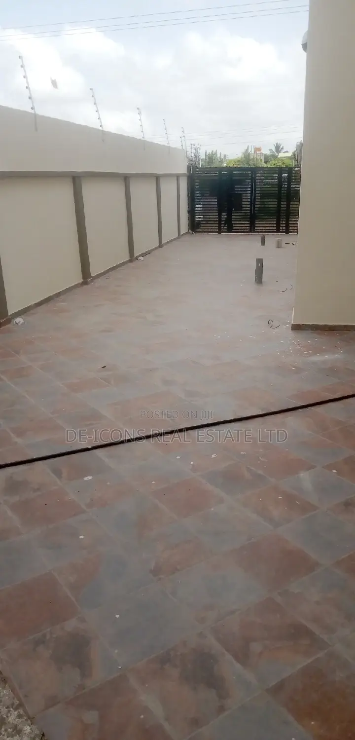 1bdrm Duplex in De-Icons Real Estate, Awutu Senya East Municipal